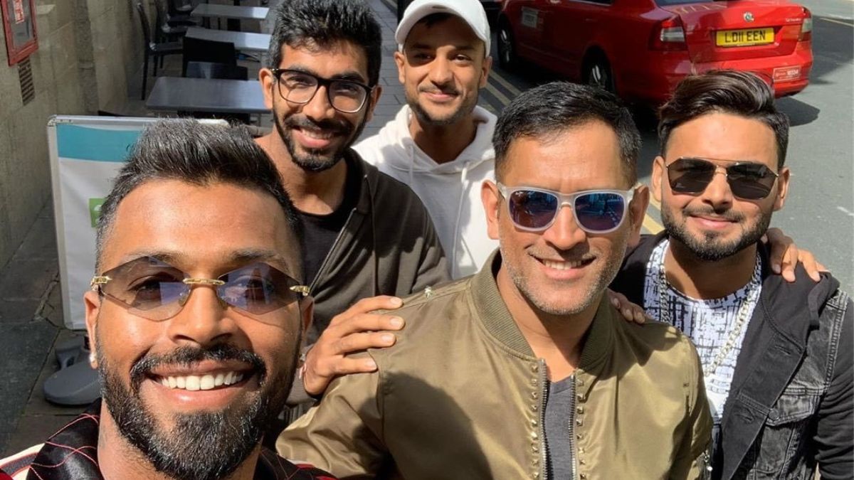 Mayank Agarwal Solves the 4–Year-long Mystery of ‘Random’ Hand on Rishabh Pant’s Shoulder